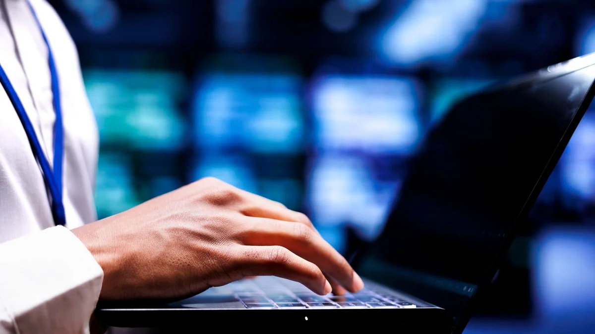 pessoa com notebook em empresa de tecnologia