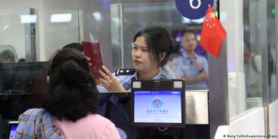 China estaria exigindo que pesquisadores, fundadores e executivos de destaque do setor de IA obtenham autorização antes de viajar ao exterior Foto: DW / Deutsche Welle