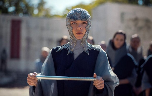 Florence Pugh, estrela da Marvel, estremece Veneza com look cor de carne e decote extremo