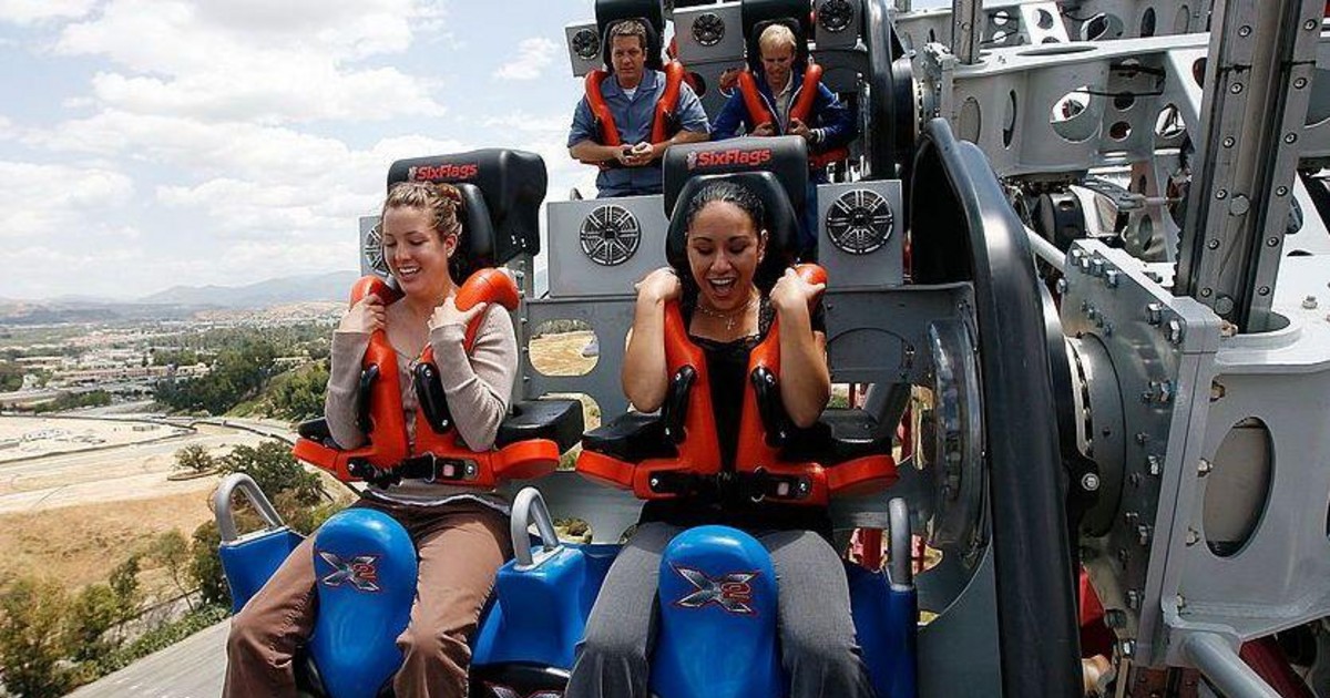 O parque de diversões Six Flags na Califórnia encerra o montanha-russa X2 após centenas de denúncias de lesões cerebrais