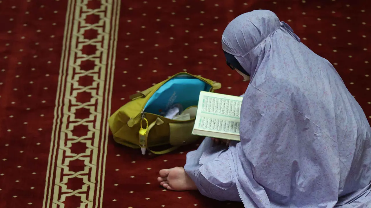 Tadarus, Salah Satu Kegiatan Umat Muslim untuk Meningkatkan Iman Selama Ramadan