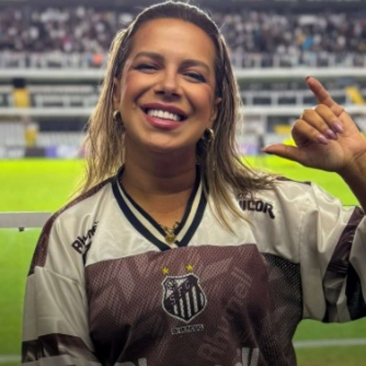 Clubes, federações, Neymar e famosos se unem em corrente de apoio a Naty Potira