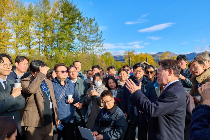 President Lee Jae Myung, right, attends a coffee meeting with reporters in Anchorage, Alaska, Saturday (local time). Joint Press Corps