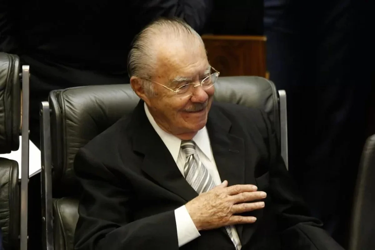 Após passar por exames, Sarney volta a ser internado para tratar pneumonia
