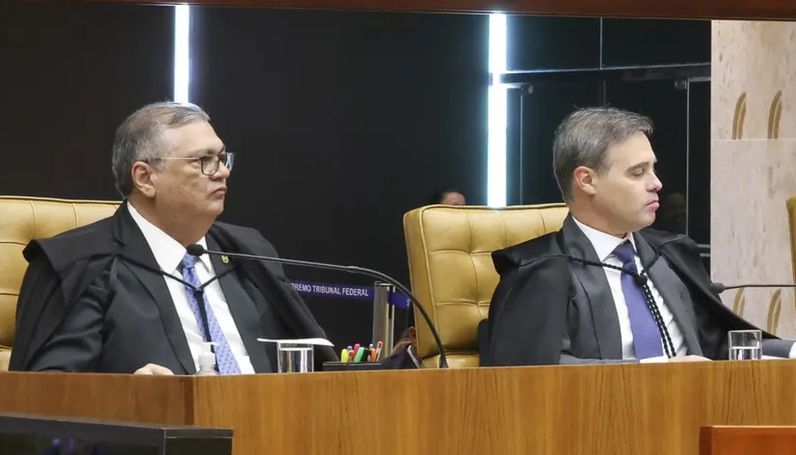 Os ministros Flávio Dino e André Mendonça estão à frente de decisões opostas no STF
