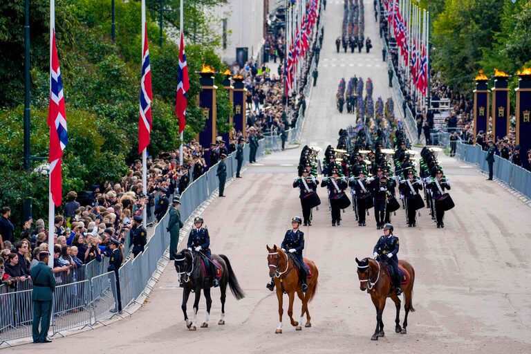 Funeral do rei Harald reúne multidão, integrantes da realeza e líderes europeus na Noruega