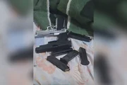 Duas armas e quatro carregadores foram apreendidos pela Polícia Civil, que investiga o caso.
