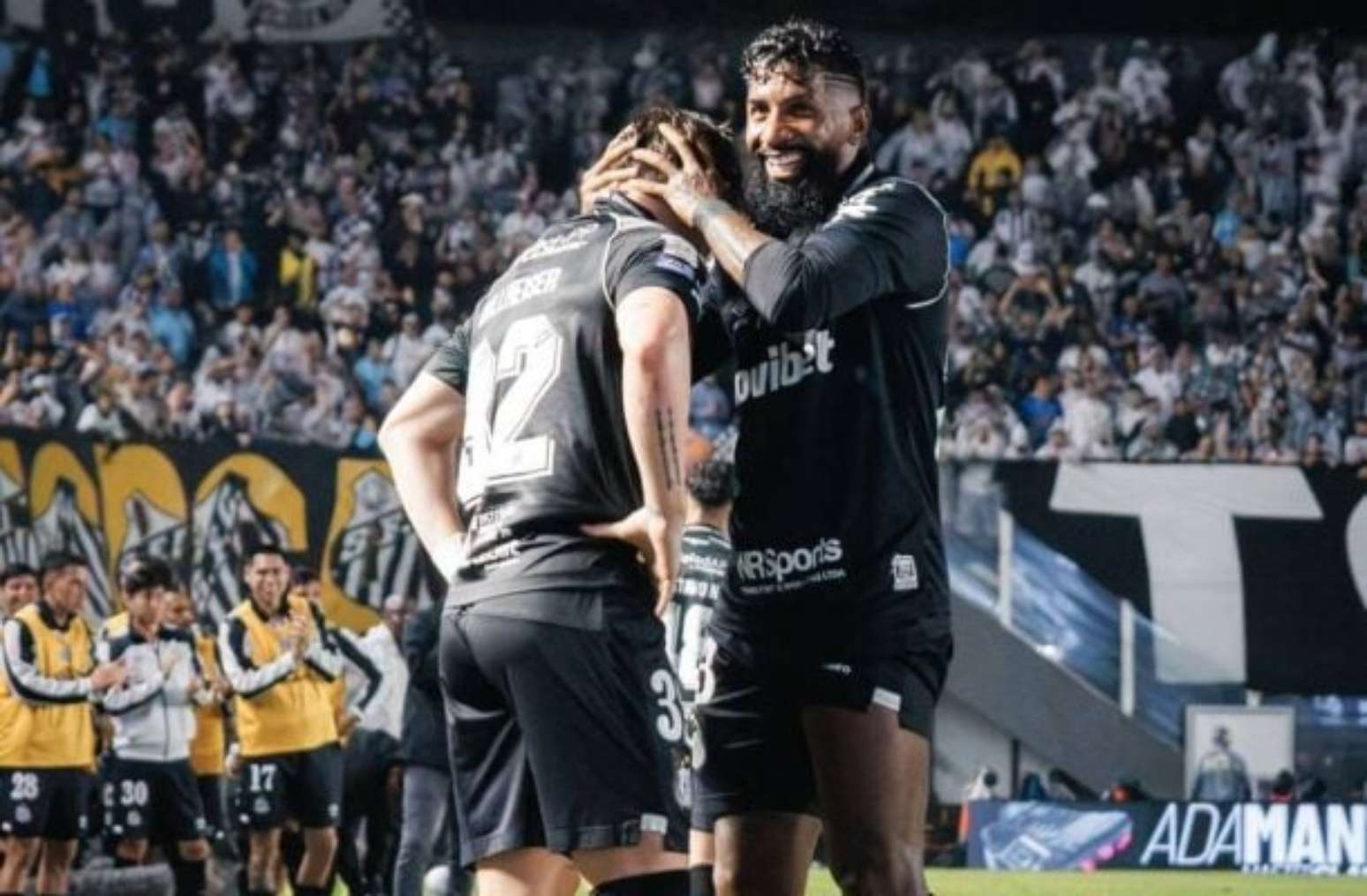 Cebolinha arrisca o chute. Pelo menos em outras seis oportunidades o estreante da noite tentou o gol. Grande partida.