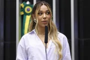 Deputado acusa Erika Hilton de showmício por participação em música do Jão