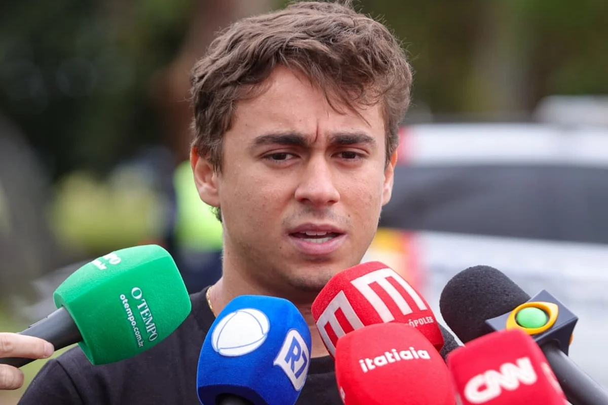 Deputado federal Nikolas Ferreira fala com a imprensa após visitar Jair Bolsonaro na Papudinha