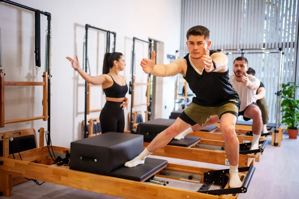 "Bro-lates": aulas de pilates exclusivas para homens fazem sucesso nos EUA