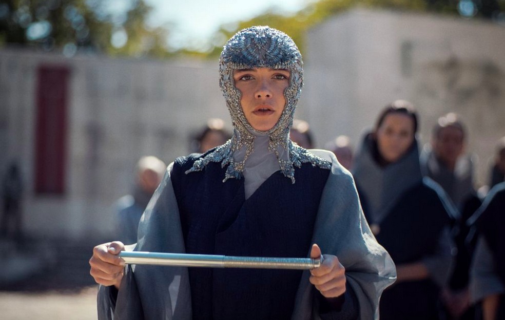 Florence Pugh, estrela da Marvel, estremece Veneza com look cor de carne e decote extremo
