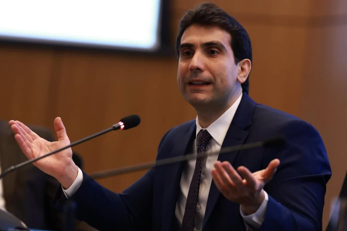 O presidente do Banco Central, Gabriel Galípolo, fala com jornalistas durante coletiva na sede da instituição, em Brasília.