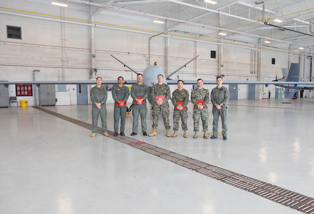 Imagem relacionada à notícia: VMUT- 2 os graduados primeiros do Corpo Marinho treinado MQ- 9 Um pilotos Reaper e operadores de sensores