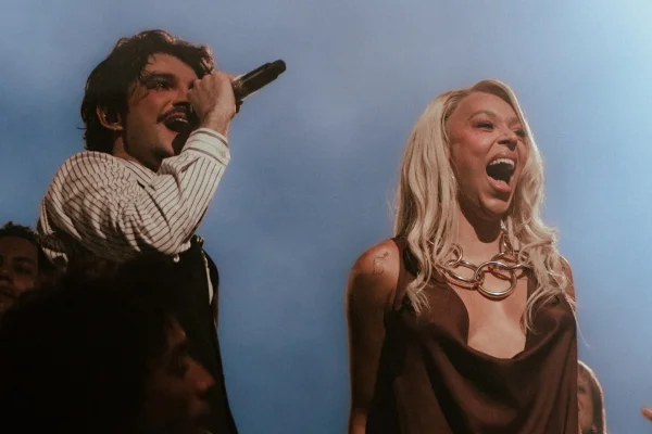 Jão retorna aos palcos em show com participação de Erika Hilton