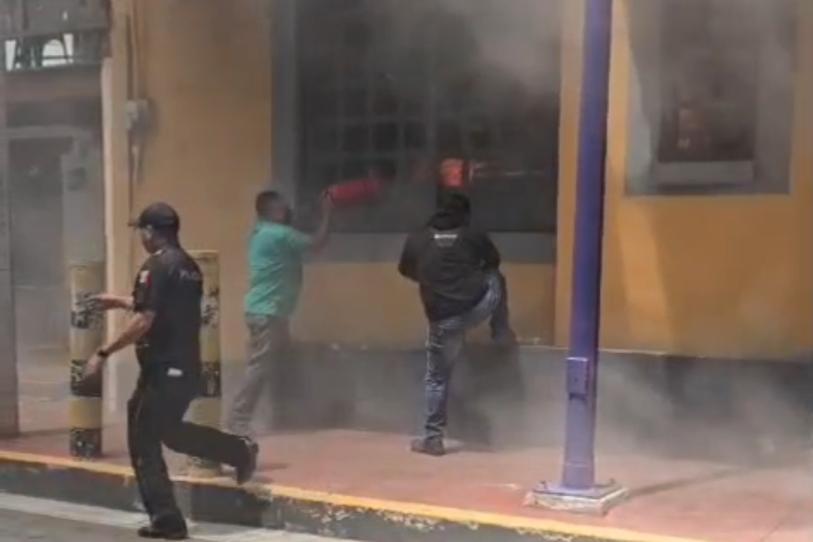 ¡Le echó mucha leña al fuego! Empleado casi rociiza negocio en su primer día