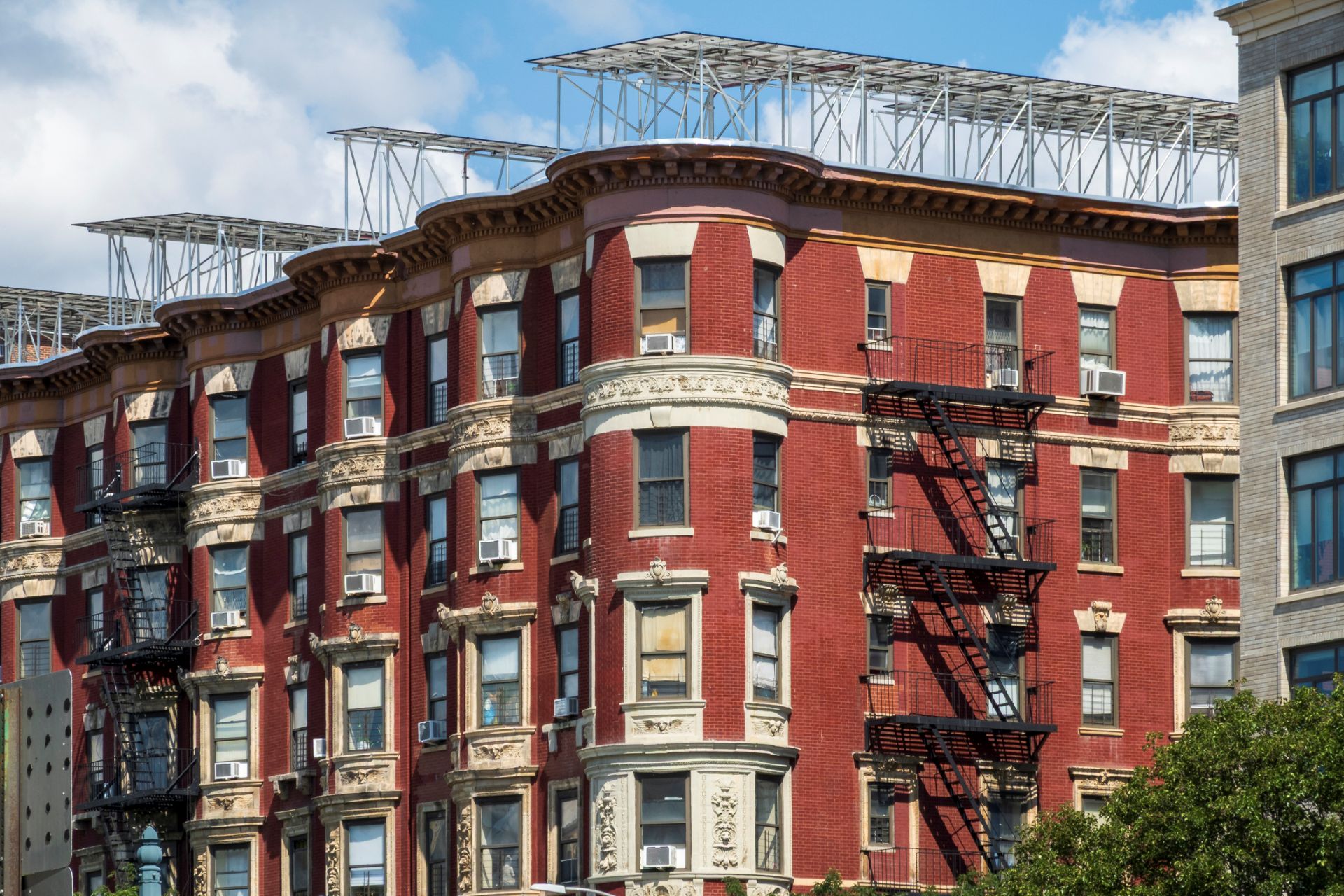 A cotação de energia solar de US$ 18.900 para um proprietário em Nova York parece justa, mas um telhado com 13 anos pode derrubar a conta.
