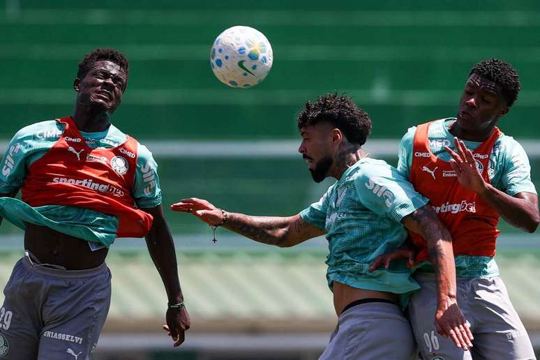 Com 11 ausências, Abel recorre à base durante treinos na Data Fifa