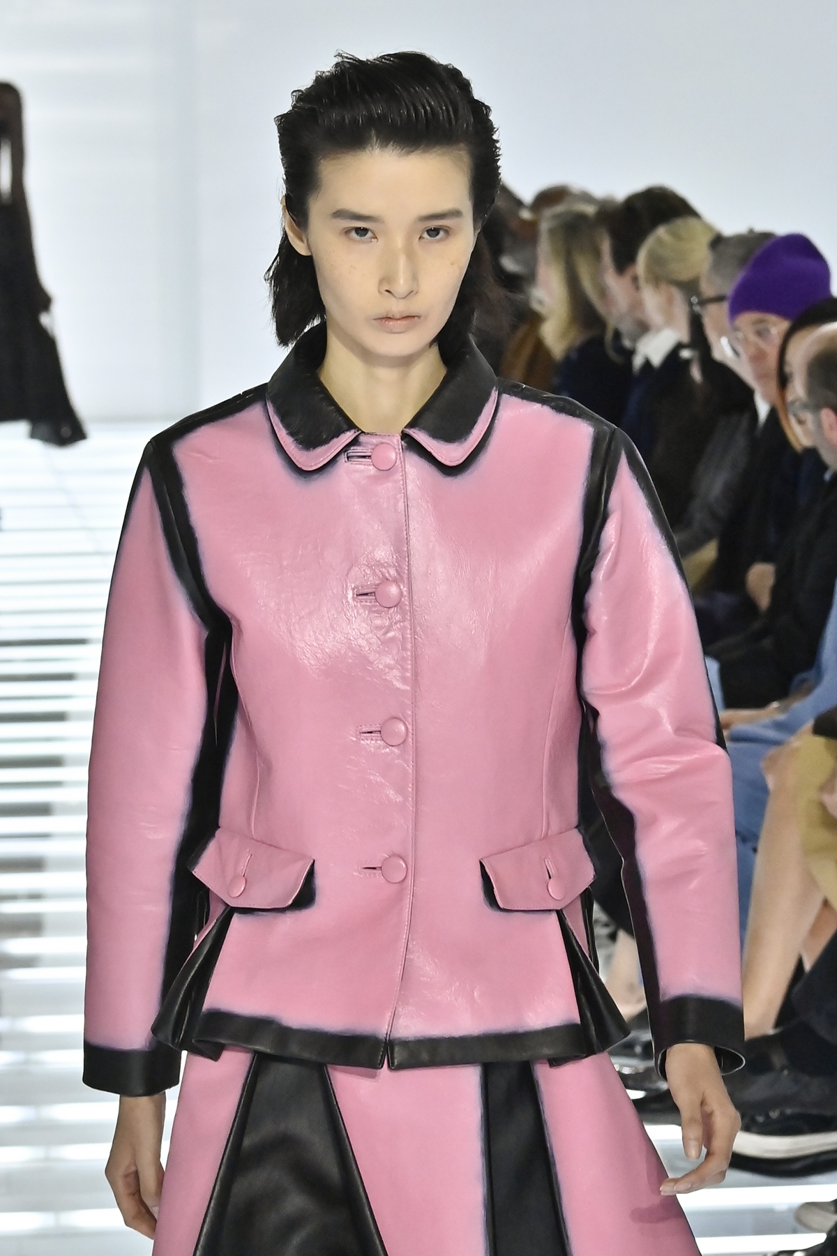 Prada faz das saias protagonistas em coleção que celebra o imperfeito