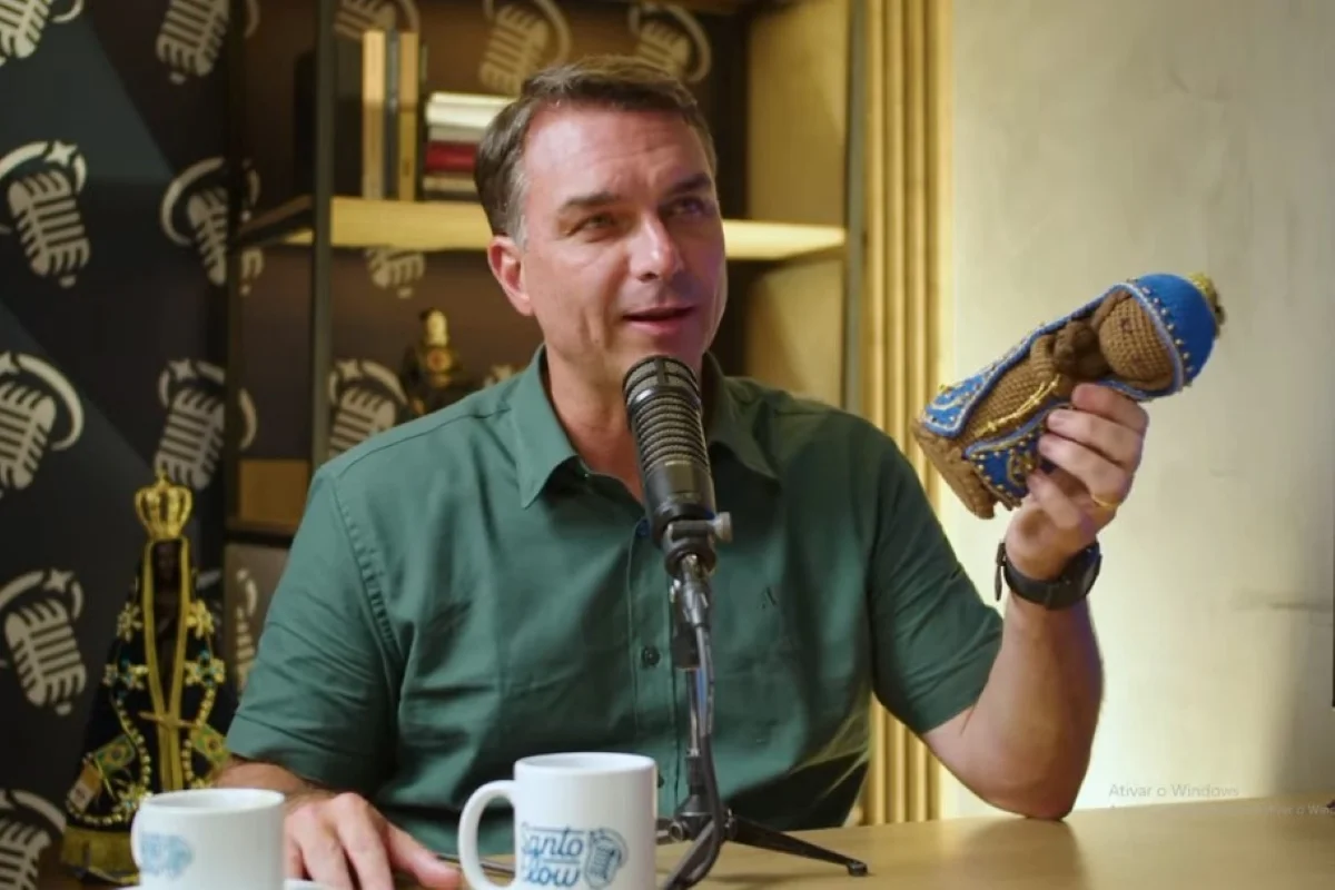 Em podcast católico, Flávio posa com boneca de Nossa Senhora: “Mó carinho”