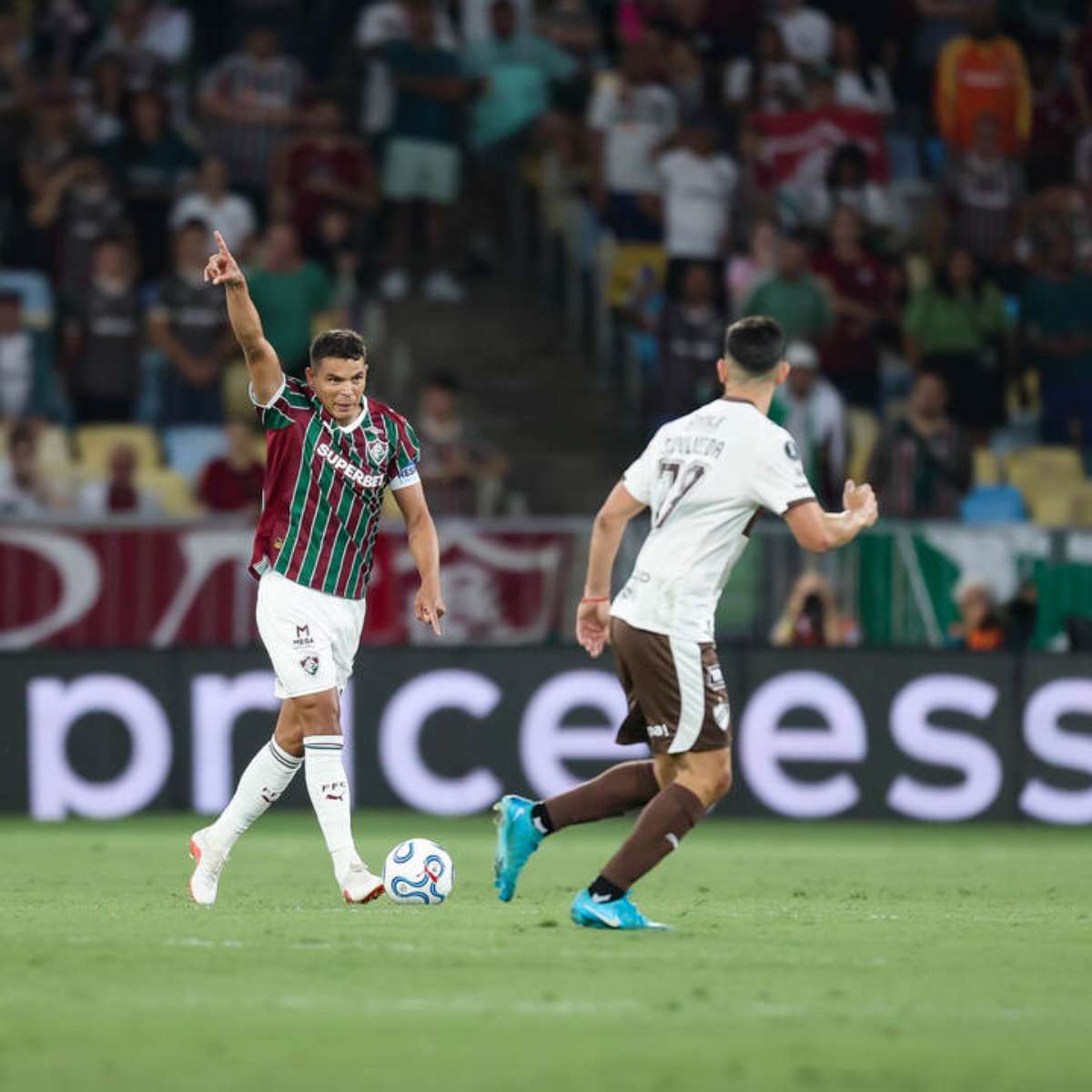 Thiago Silva expõe rotina no Fluminense: "À base de anti-inflamatório"
