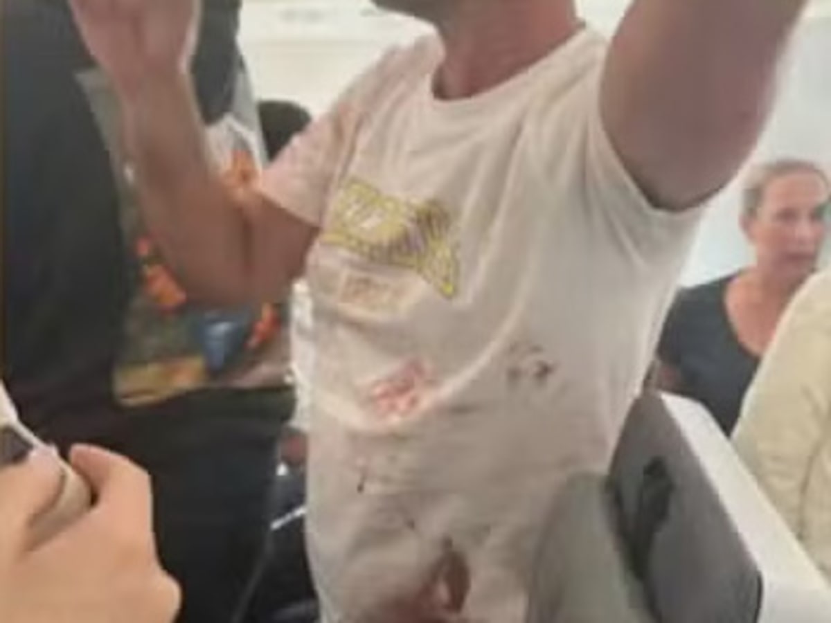 ‘Sangue por toda parte’: passageiros relatam horror em voo para Israel após piloto ser esfaqueado