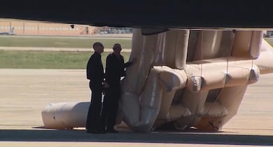 Escorregador de emergência do Air Force One é acionado momentos antes de Trump embarcar