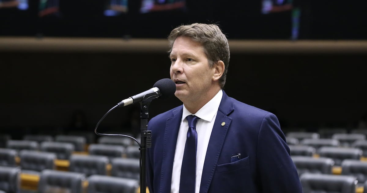 PF vê suspeita de crime em recursos transferidos por Frias para filme de Bolsonaro