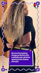 Brunna Gonçalves chega ao Rock in Rio e detalhe de calcinha aparecendo chama atenção