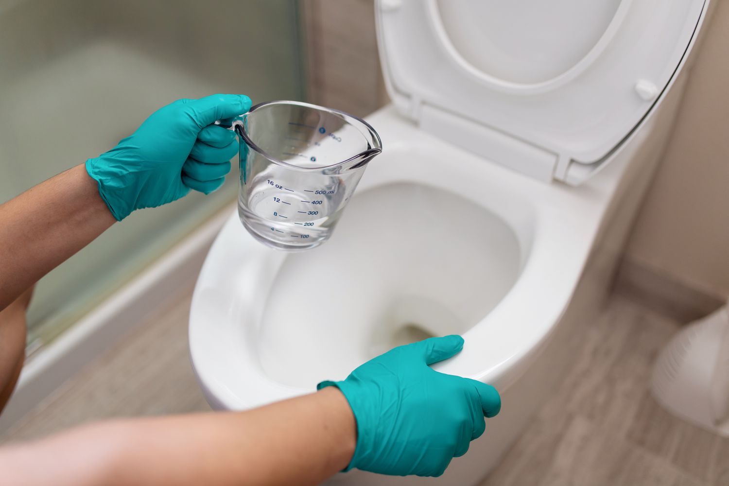 Vì sao nhiều người đổ giấm vào bồn cầu? Điều xảy ra sau 30 phút khiến nhiều người bất ngờ- Ảnh 1.