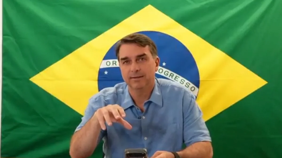 Flávio Bolsonaro não vale uma palavra que diz ou cala
