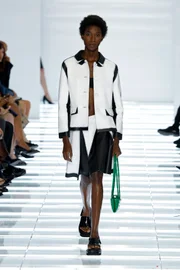 Prada faz das saias protagonistas em coleção que celebra o imperfeito