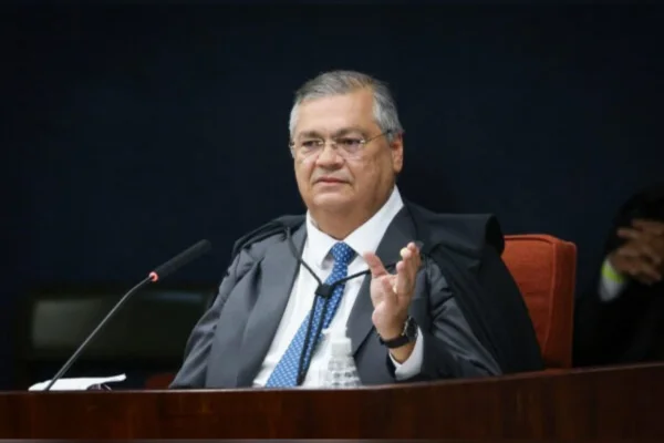 Dino fala em “caos” na PF e critica decisão de “único magistrado”