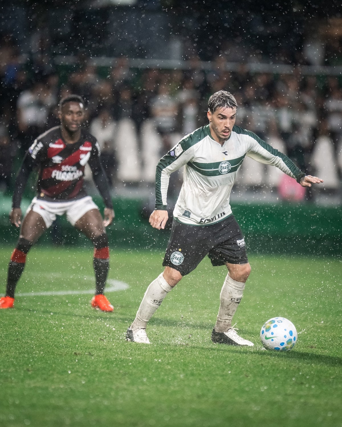 Athletico e Coritiba empatam em jogo com campo alagado e ‘Protocolo Vini Jr.’ no Brasileirão