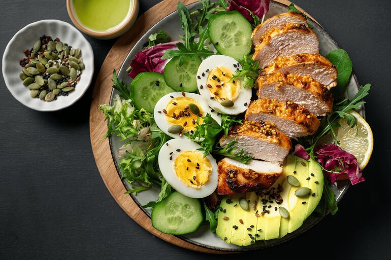 Saladas proteicas para o almoço: 5 receitas saudáveis e ricas em proteínas para aumentar a saciedade