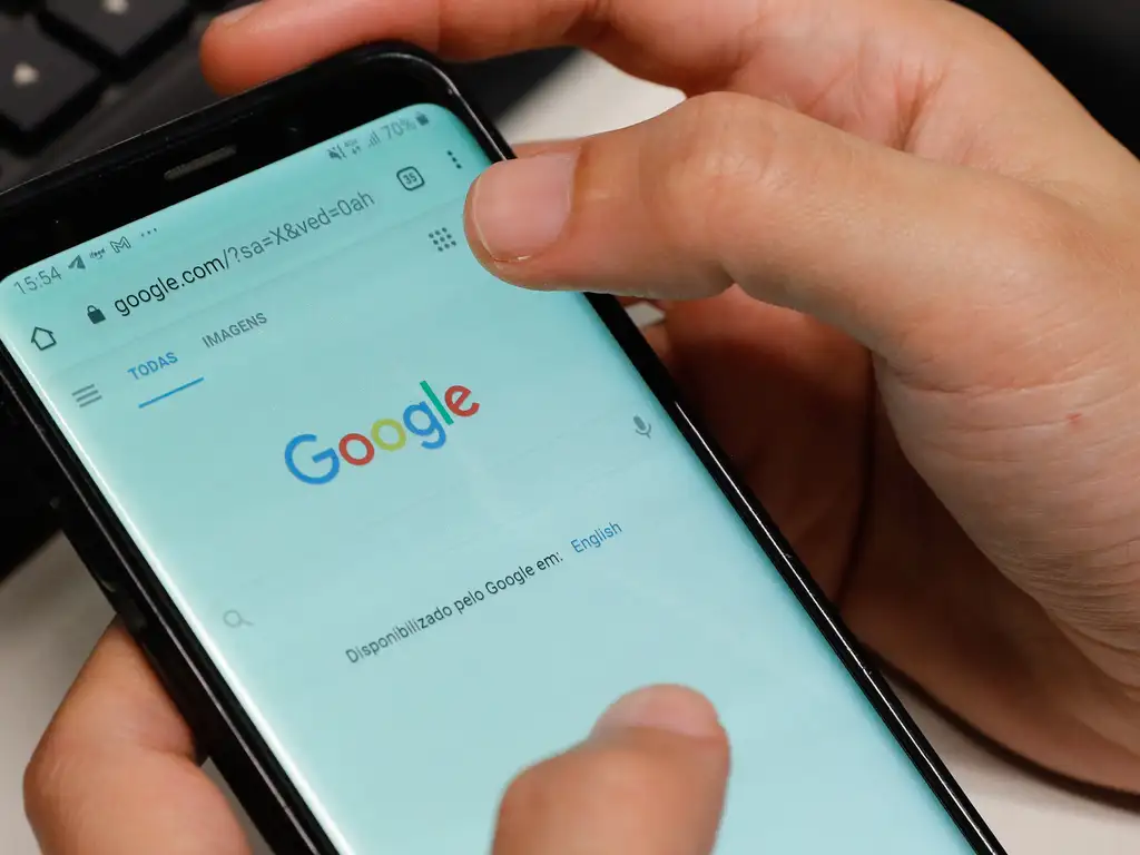 Governo identifica 97 médicos falsos criados por IA no YouTube e aciona o Google