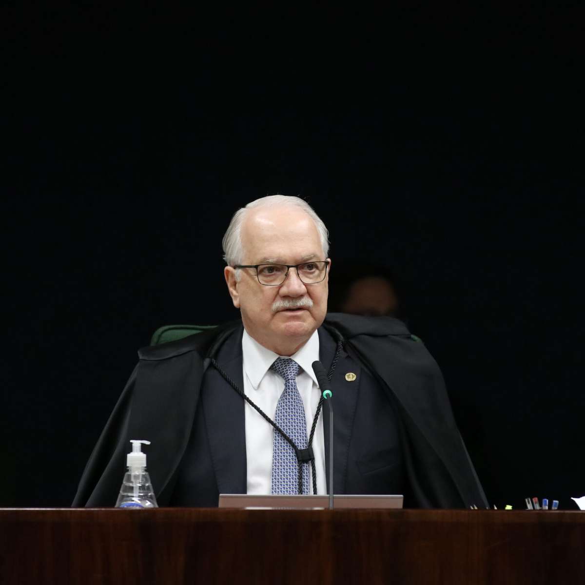 Fachin cancela sessão do STF após decisão de Dino de reintegrar Andrei à PF