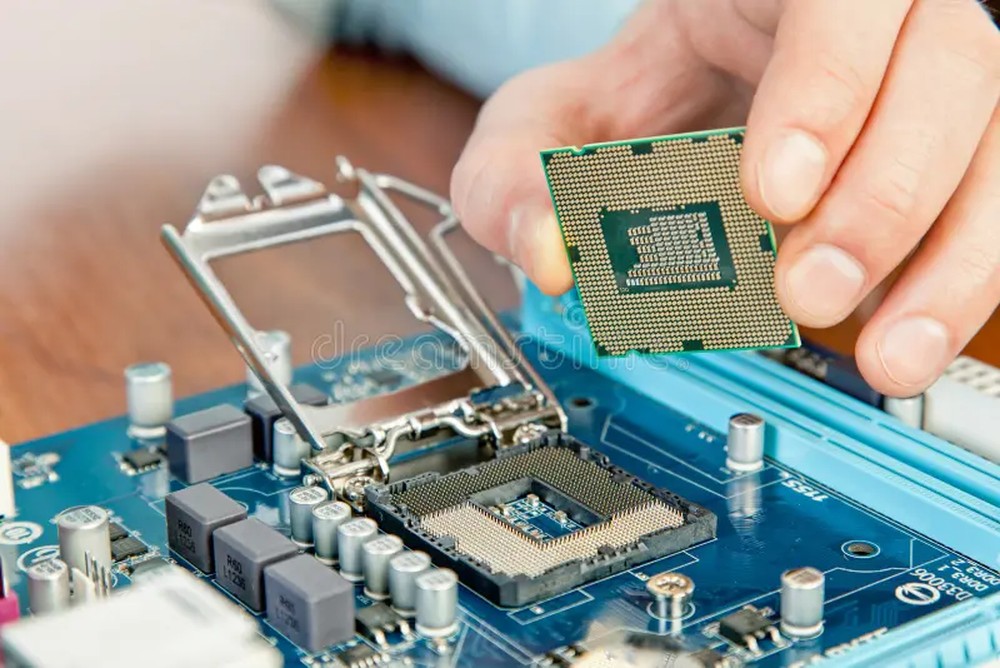 Hardware é a parte física do equipamento; software são os programas que rodam sobre ele — Foto: Reprodução/DreamsTime: Zavgsg