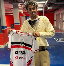 Lamine Yamal recebeu de presente uma camisa do River-PI Foto: Reprodução/Daniel Trajano