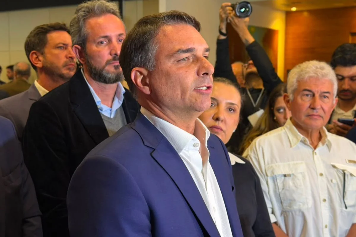 Flávio reage à decisão de Dino: "Brasil está sem presidente. Virou várzea"