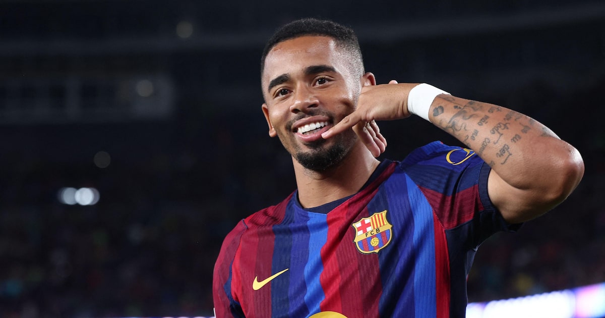 Raphinha brilha, Gabriel Jesus estufa rede e Barcelona goleia Feyenoord na estreia da Champions