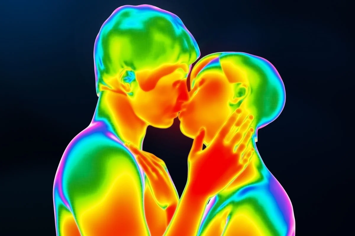 Foto colorida de um casal - Metrópoles