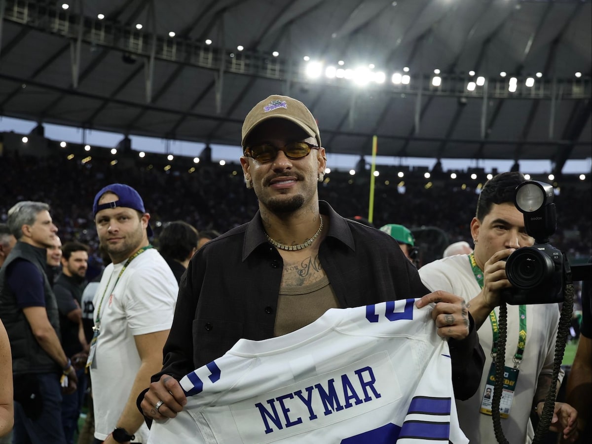 Neymar assiste ao jogo da NFL no Maracanã e ganha camisa personalizada do Dallas Cowboys