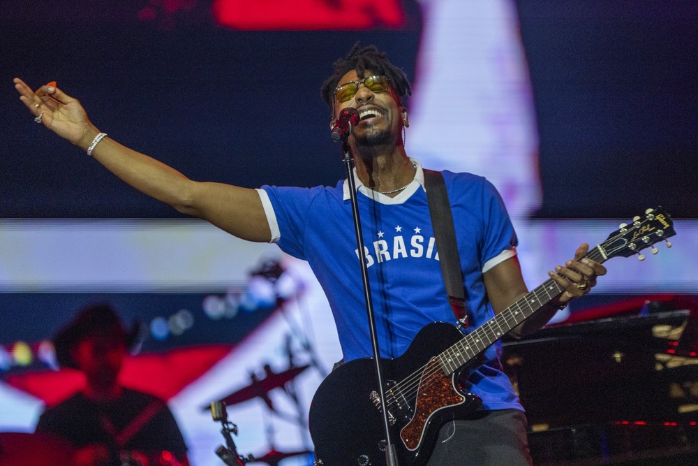 Show do cantor Jon Batiste no Palco Mundo — Foto: Guito Moreto / Agência O Globo