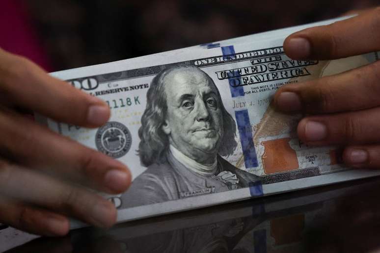 Dólar sobe e fecha perto dos R$ 5,20, com mercado de olho nas eleições no Brasil e nos juros dos EUA