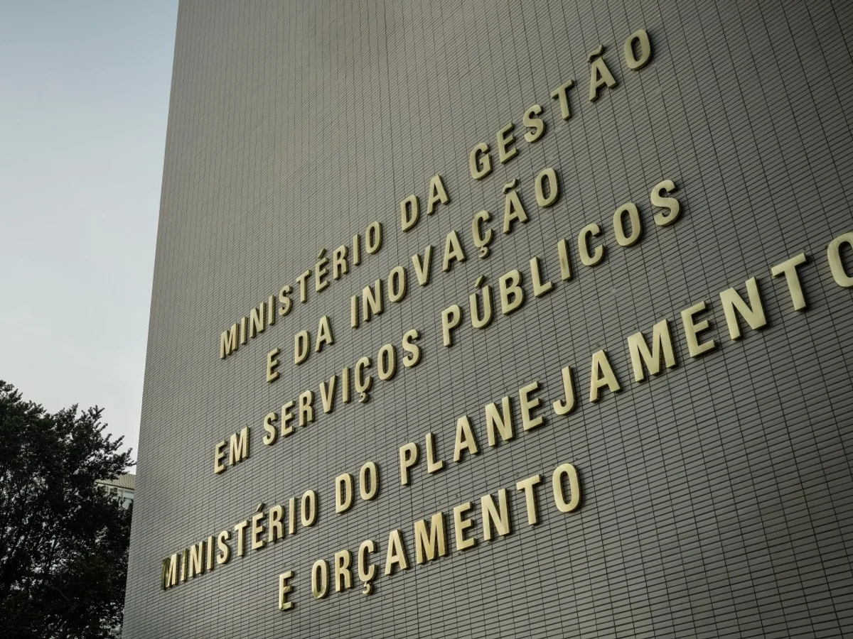 Governo inclui Bolsa Família no Orçamento e prevê alta do rombo fiscal