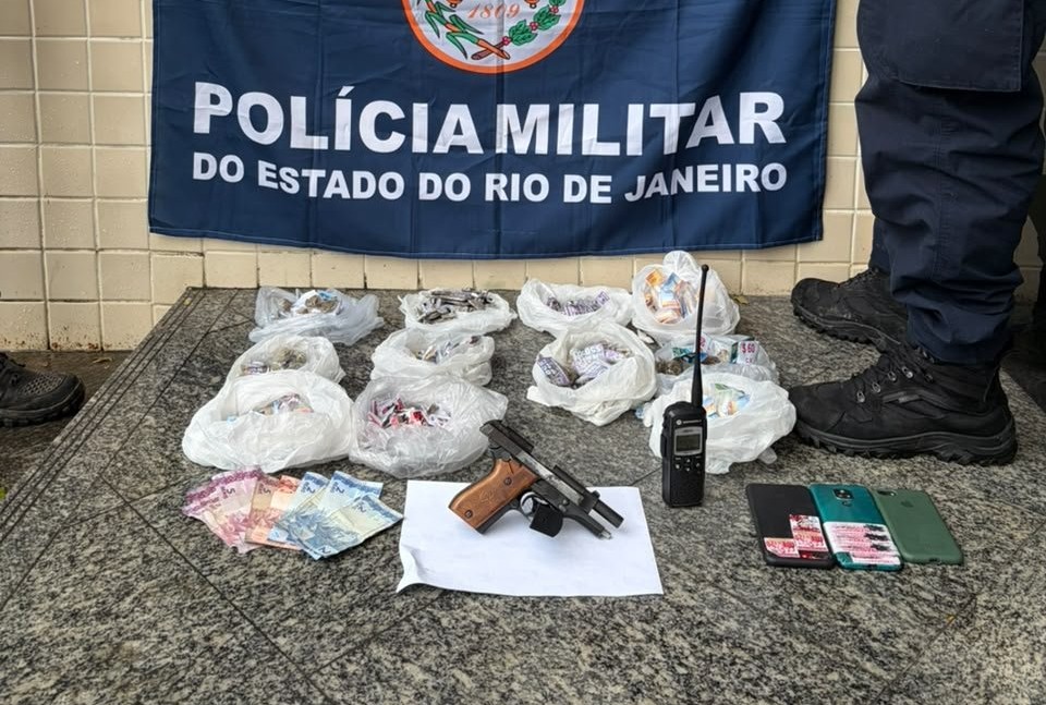 Dois suspeitos são presos com arma e drogas em ação da PM contra o tráfico em Niterói (RJ)