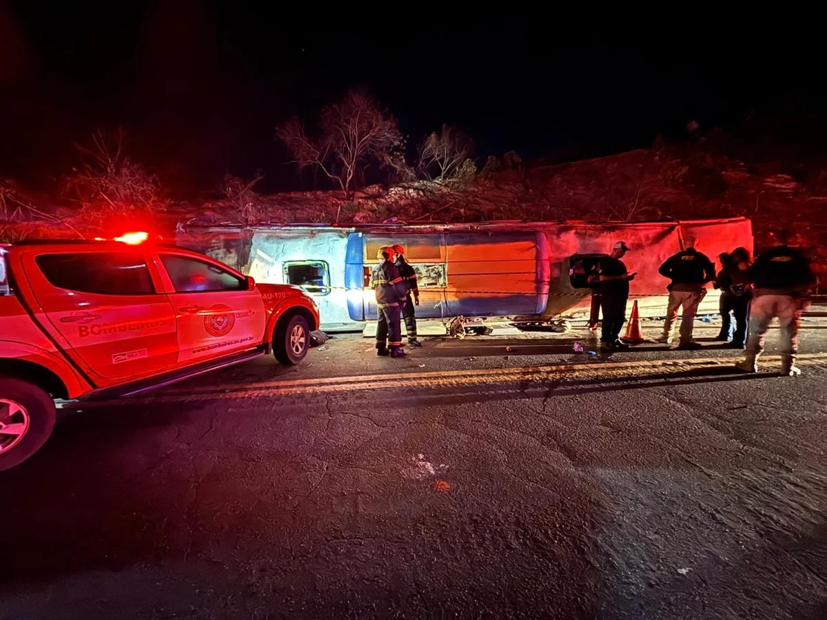 Ônibus que seguia para Contagem tombou na BR-262, no Espírito Santo, e deixou três mortos e dezenas de feridos
