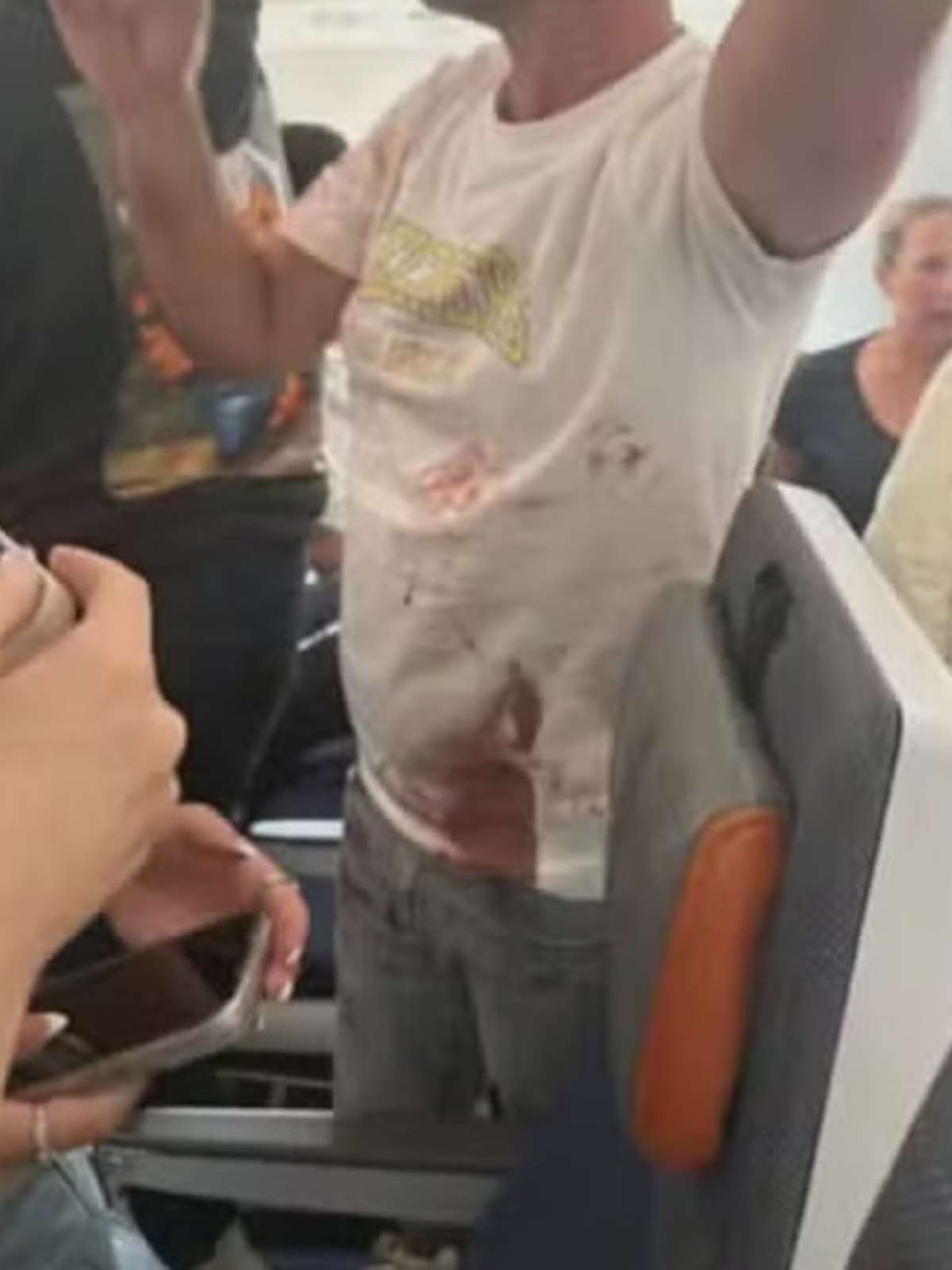 'Sangue por toda parte': passageiros relatam horror em voo para Israel após piloto ser esfaqueado