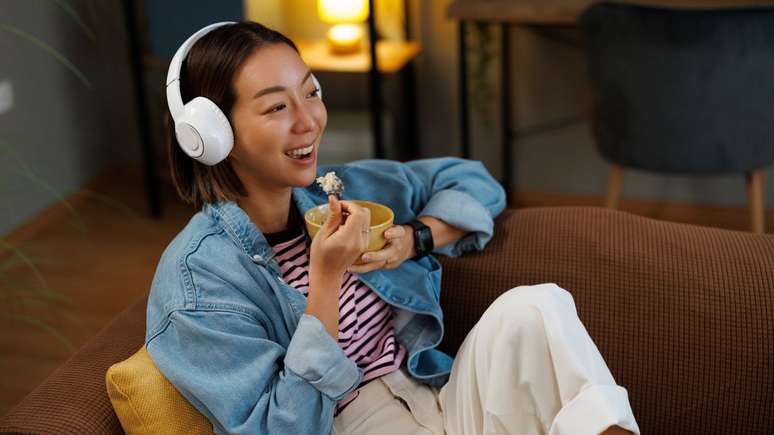 Sua playlist pode influenciar o que você escolhe comer, aponta estudo